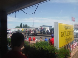 07-04 Great parade drinking lemon aid and eating popcorn