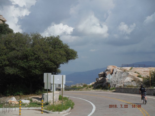 07-22 Passing Windy Point. The rumble strips across the road slow up the cars. 